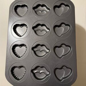 Non-Stick Gray Heart and Lips Shaped Muffin Pan